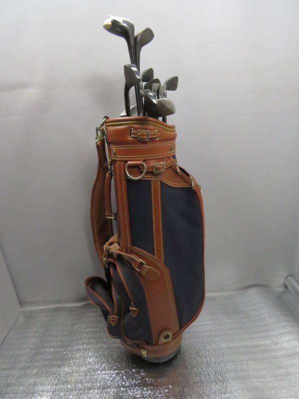 Veertien golfclubs en "DAIWA" caddy.