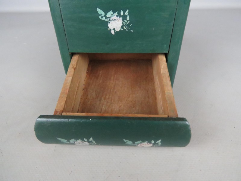 Groene vintage houten koffiemolen