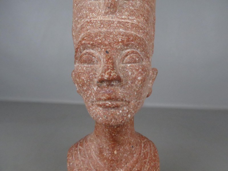 Nefertiti beeld uit graniet