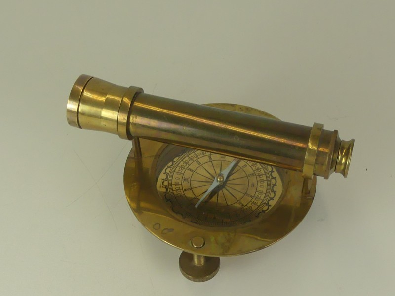 Vintage gouden messing kompastelescoop.