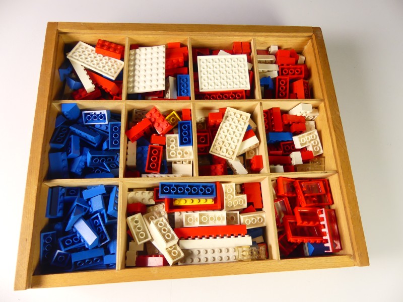 Vintage houten Lego doos met blokjes.