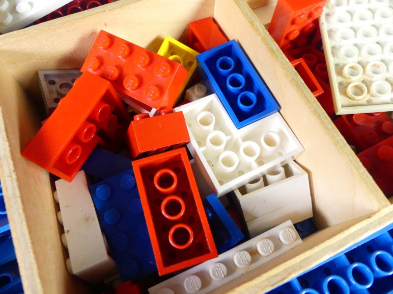 Vintage houten Lego doos met blokjes.