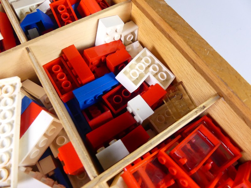 Vintage houten Lego doos met blokjes.