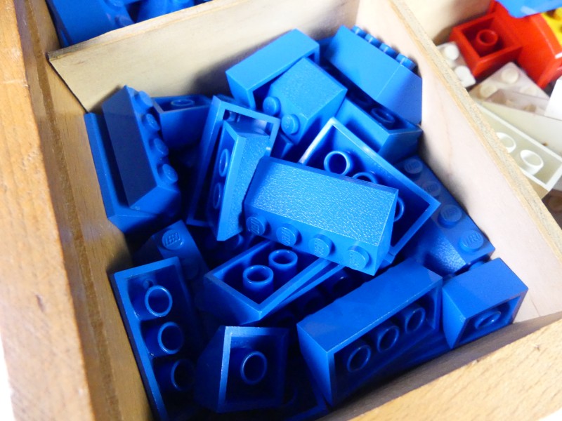 Vintage houten Lego doos met blokjes.