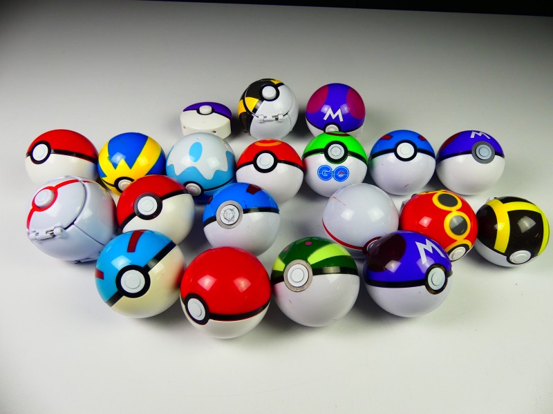 Gotta catch 'em All - Pokémon figuren en pokéballs