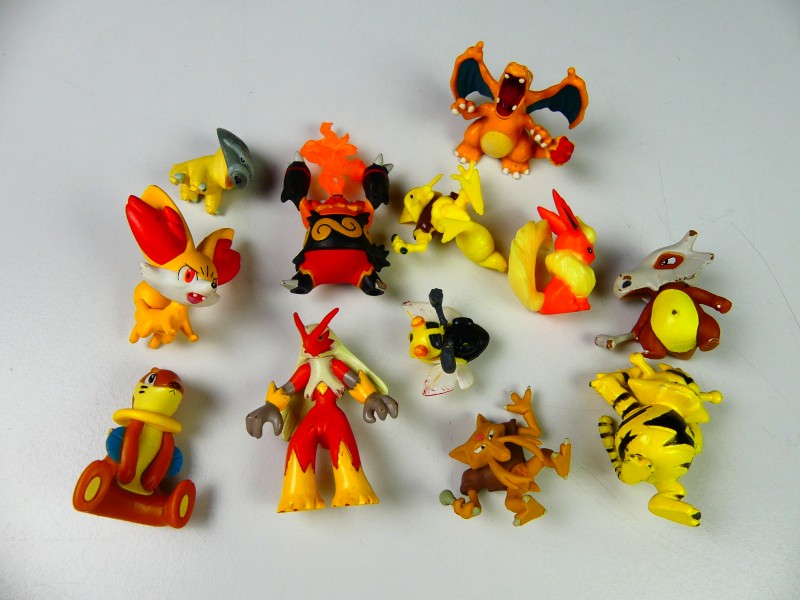 Gotta catch 'em All - Pokémon figuren en pokéballs