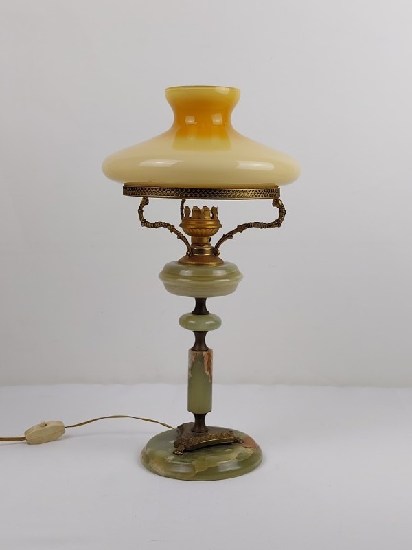 Lamp met natuursteen en kap van opaalglas