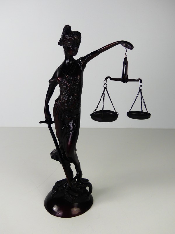 Beeldje van Vrouwe Justitia