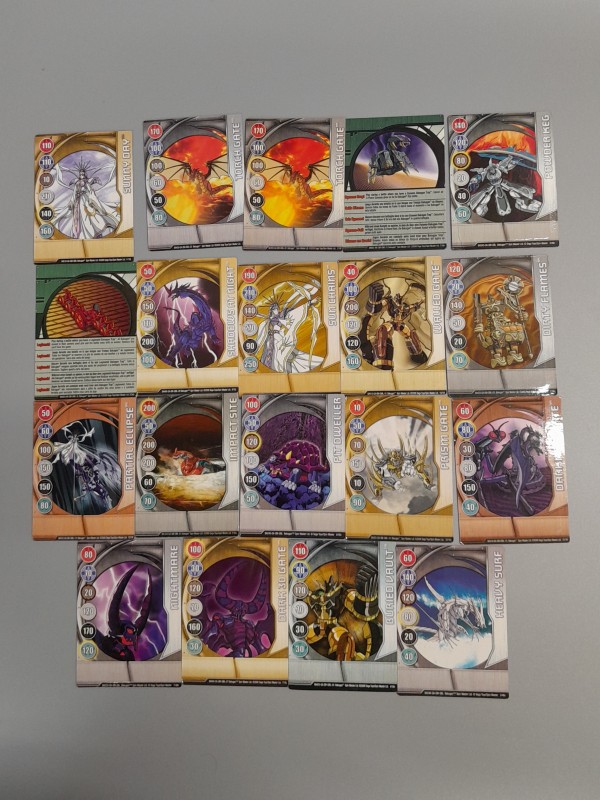 Lot van iets meer dan 60 speelkaarten en 18 Bakugan (1)