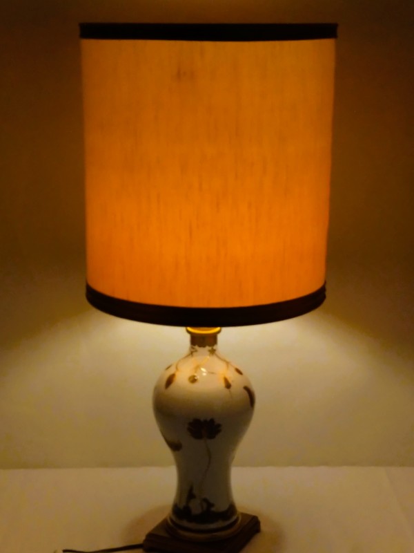 Porseleinen lamp in chinoiseriestijl