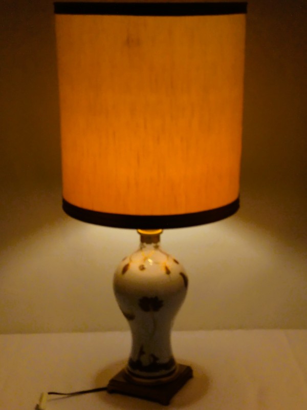 Porseleinen lamp in chinoiseriestijl