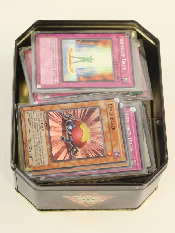 200+ yu-gi-oh kaarten in tinnen doos