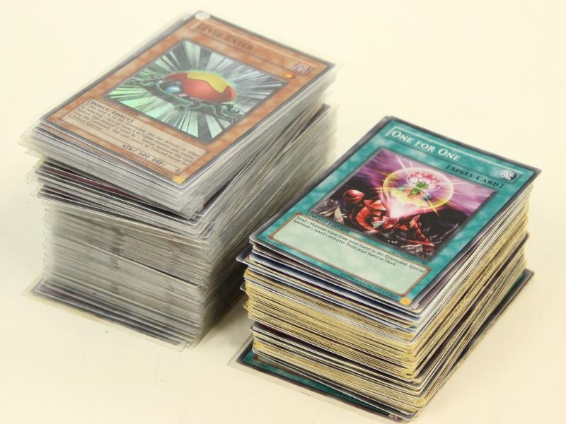 200+ yu-gi-oh kaarten in tinnen doos