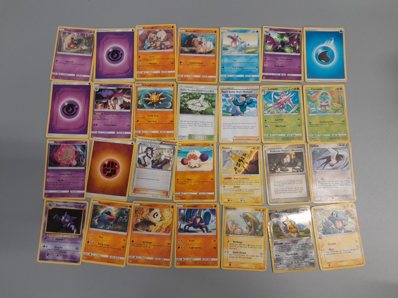 Lot van iets meer dan 200 pokemon kaarten en 3 doosjes (2)