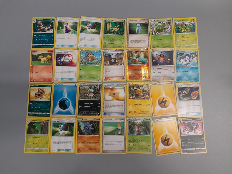 Lot van iets meer dan 200 pokemon kaarten en 3 doosjes