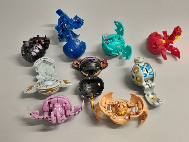 Lot van iets meer dan 60 speelkaarten en 18 Bakugan (2)