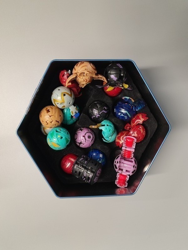 Lot van iets meer dan 60 speelkaarten en 18 Bakugan (3)