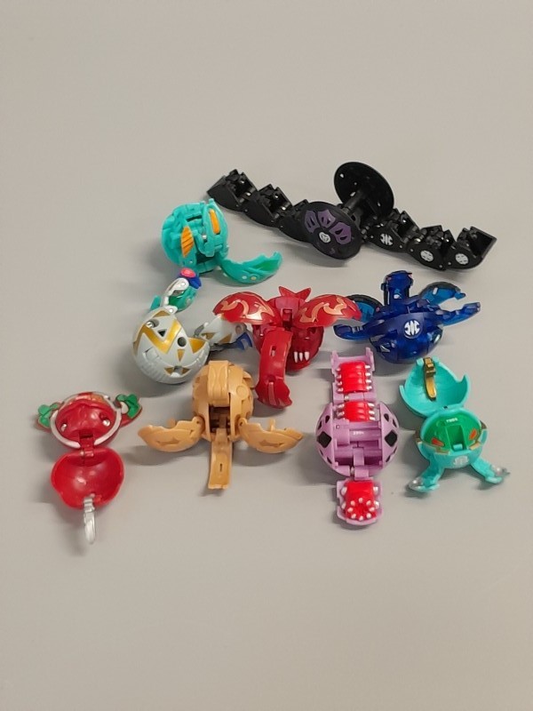 Lot van iets meer dan 60 speelkaarten en 18 Bakugan (3)