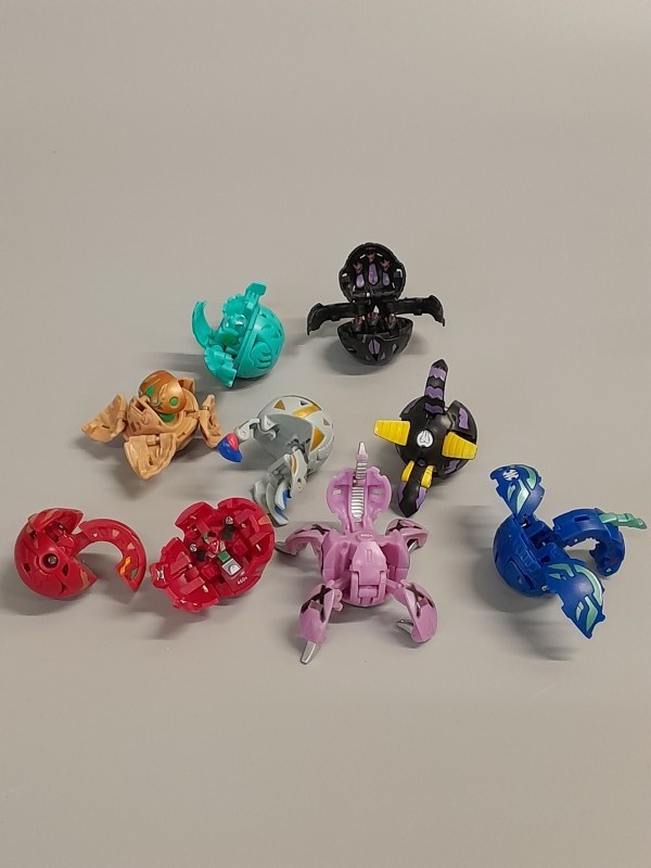 Lot van iets meer dan 60 speelkaarten en 18 Bakugan (3)