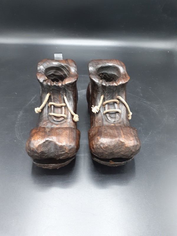 2 houten voetbalschoenen