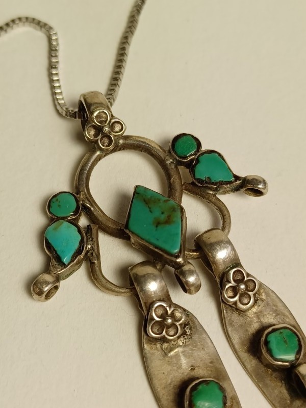 Halsketting met oosterse hanger met Turquoise inleg.