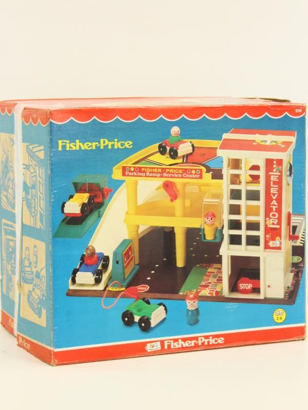 Vintage speelgoed in de originele doos: de Fisher Price parking garage serienummer 930