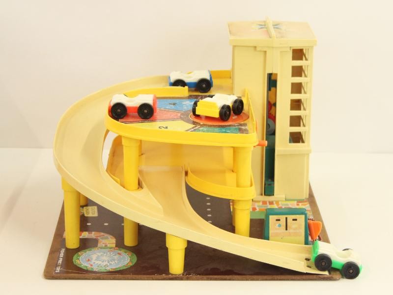 Vintage speelgoed in de originele doos: de Fisher Price parking garage serienummer 930