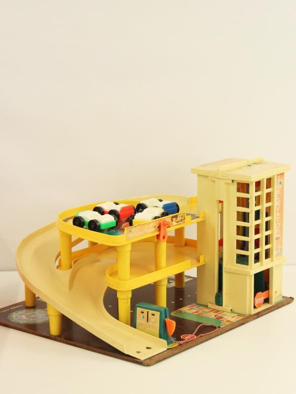 Vintage speelgoed in de originele doos: de Fisher Price parking garage serienummer 930