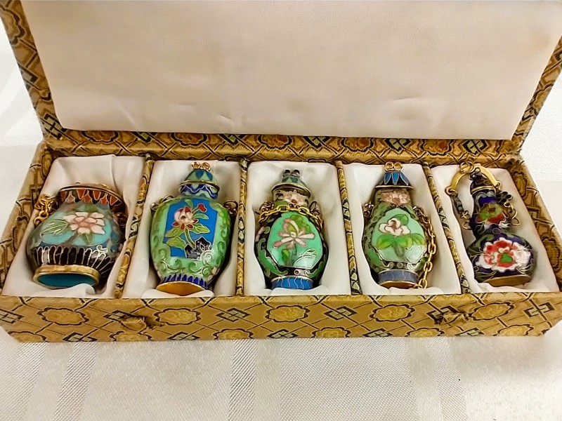 Chinese set kleurrijke flesjes in box