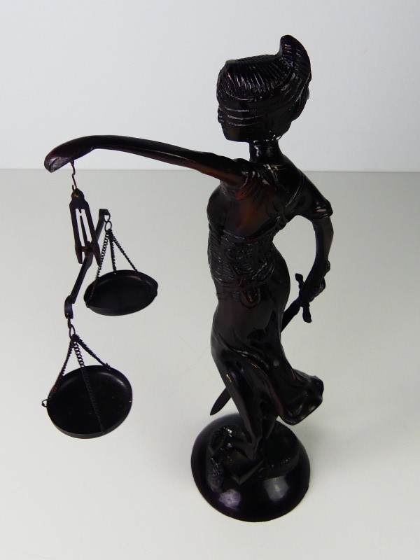 Beeldje van Vrouwe Justitia