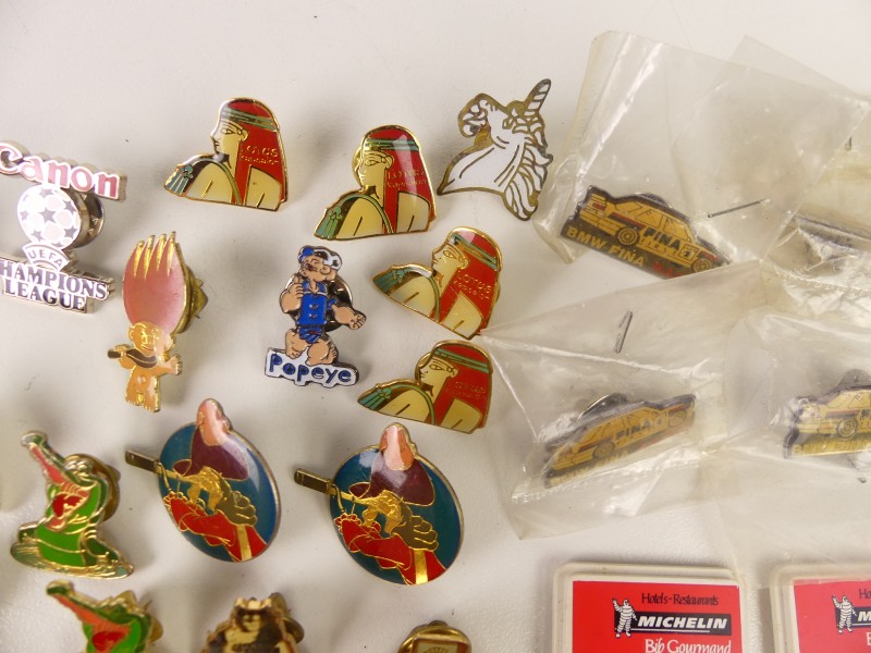 Lot met vintage pins