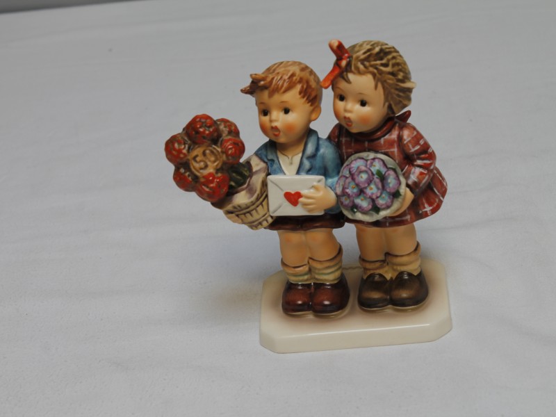 Hummel/Goebel beeldje "The love lives on" (Art. 1049)