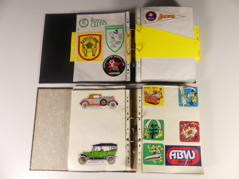 2 mappen met vintage stickers