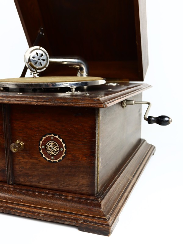 Oude koffergrammofoon Thorens