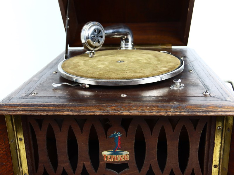 Oude koffergrammofoon Thorens