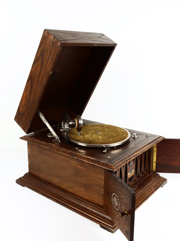 Oude koffergrammofoon Thorens