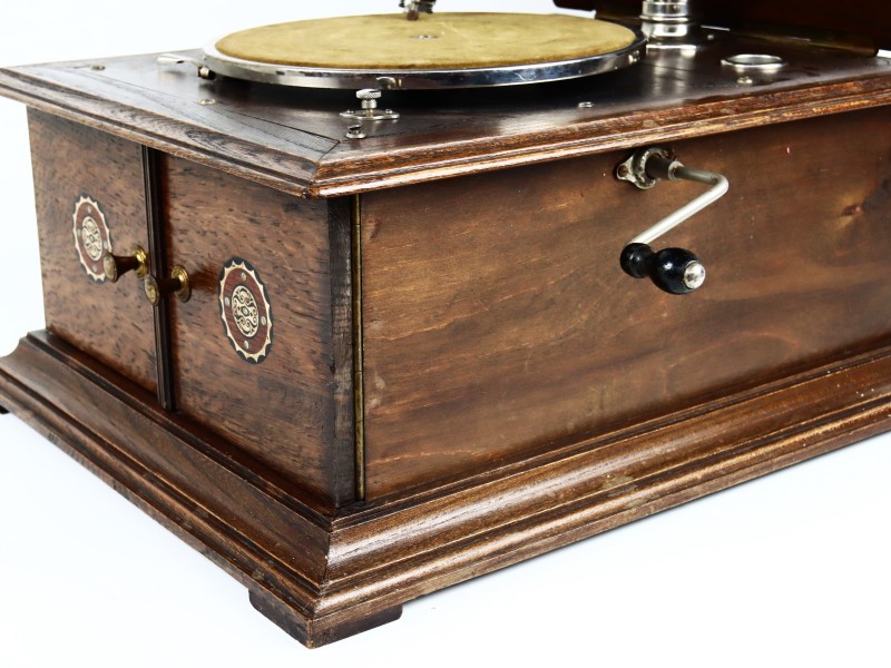 Oude koffergrammofoon Thorens