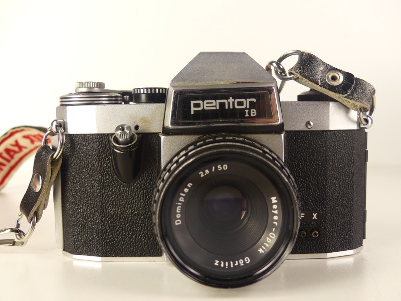 Vintage Pentor IB camera in tas met verschillende benodigdheden