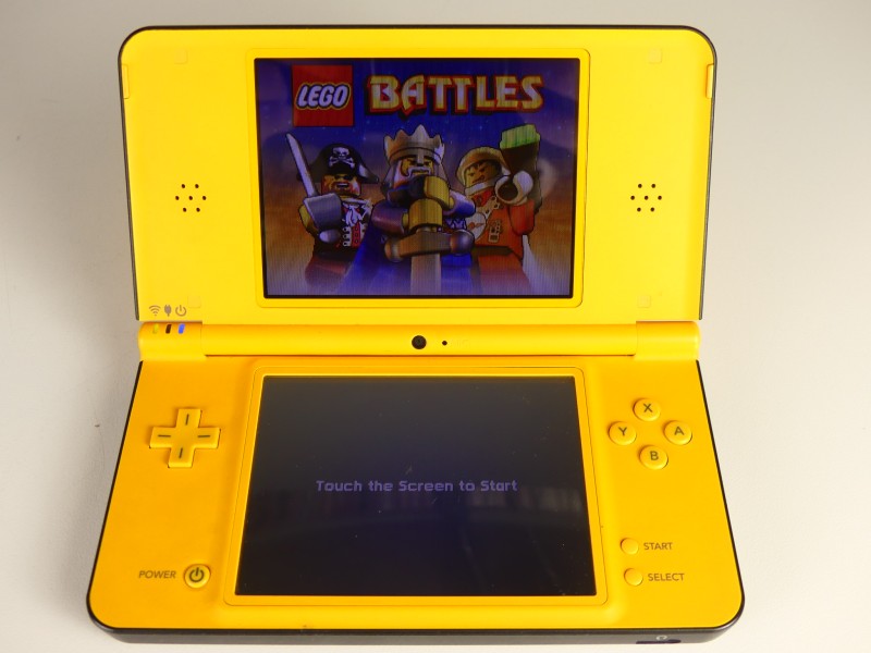 Nintendo DSi XL + 3 Lego DS spellen