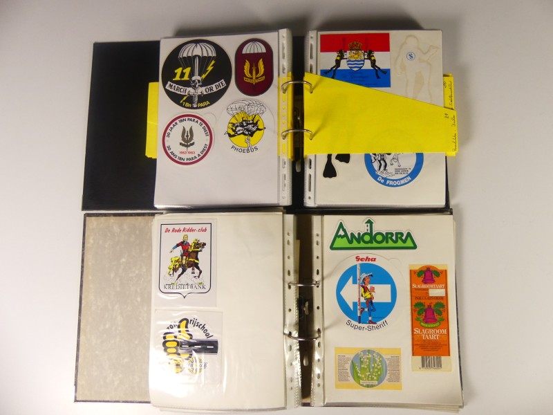 2 mappen met vintage stickers