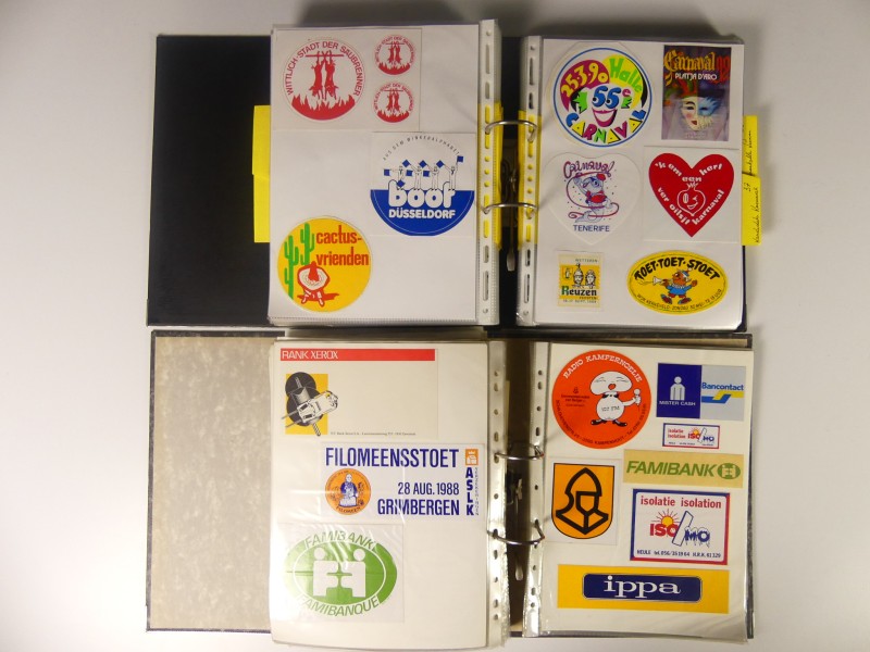 2 mappen met vintage stickers