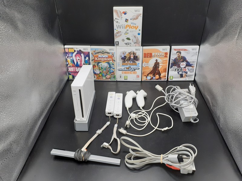 Nintendo Wii + 2 controllers+ 2 nunchuks + 6 games