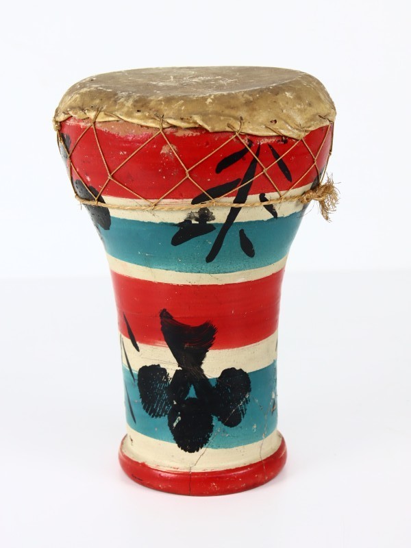 Set van vier keramieken djembe's