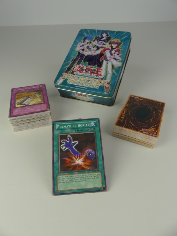 Yu-Gi-Oh kaarten in blikken doos