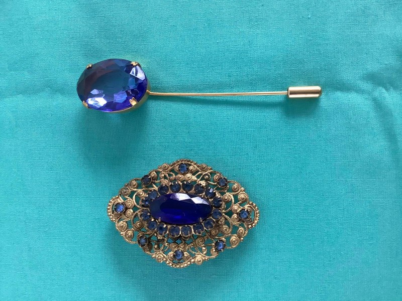 shit Azië Foto Juwelen set met een hoedenspeld en broche met blauwe stenen - De Kringwinkel