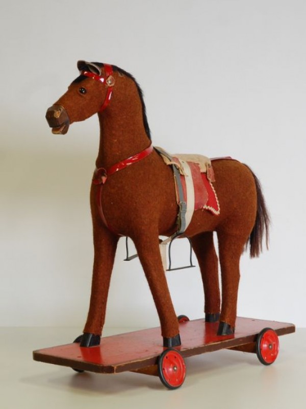 een beetje gokken Verhoogd Antiek schommelpaard op wieltjes - De Kringwinkel