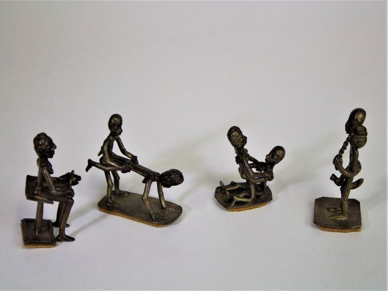 4 Kleine bronzen Afrikaanse beeldjes - de liefde bedrijven - De
