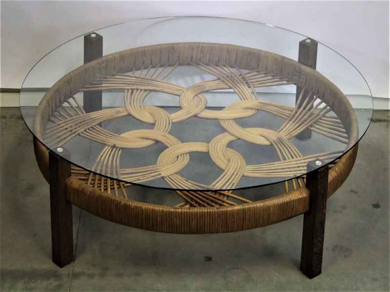 Pebish absorptie Verborgen Vintage ronde salontafel in hout, riet en glas - De Kringwinkel
